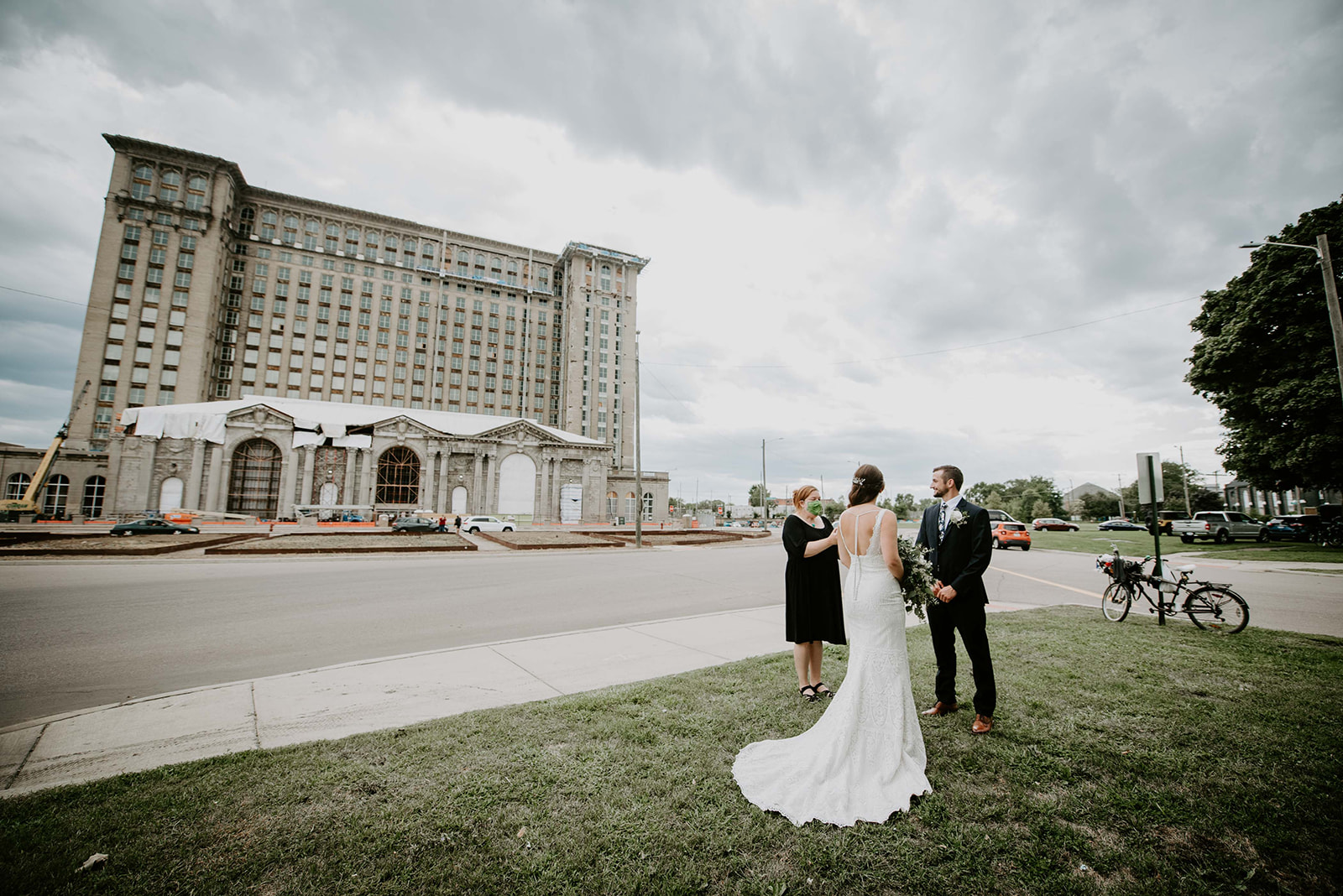 Bride and groom in city. Detroit wedding. Detroit, MI. Michigan wedding photographer. Elopement photographer. 
